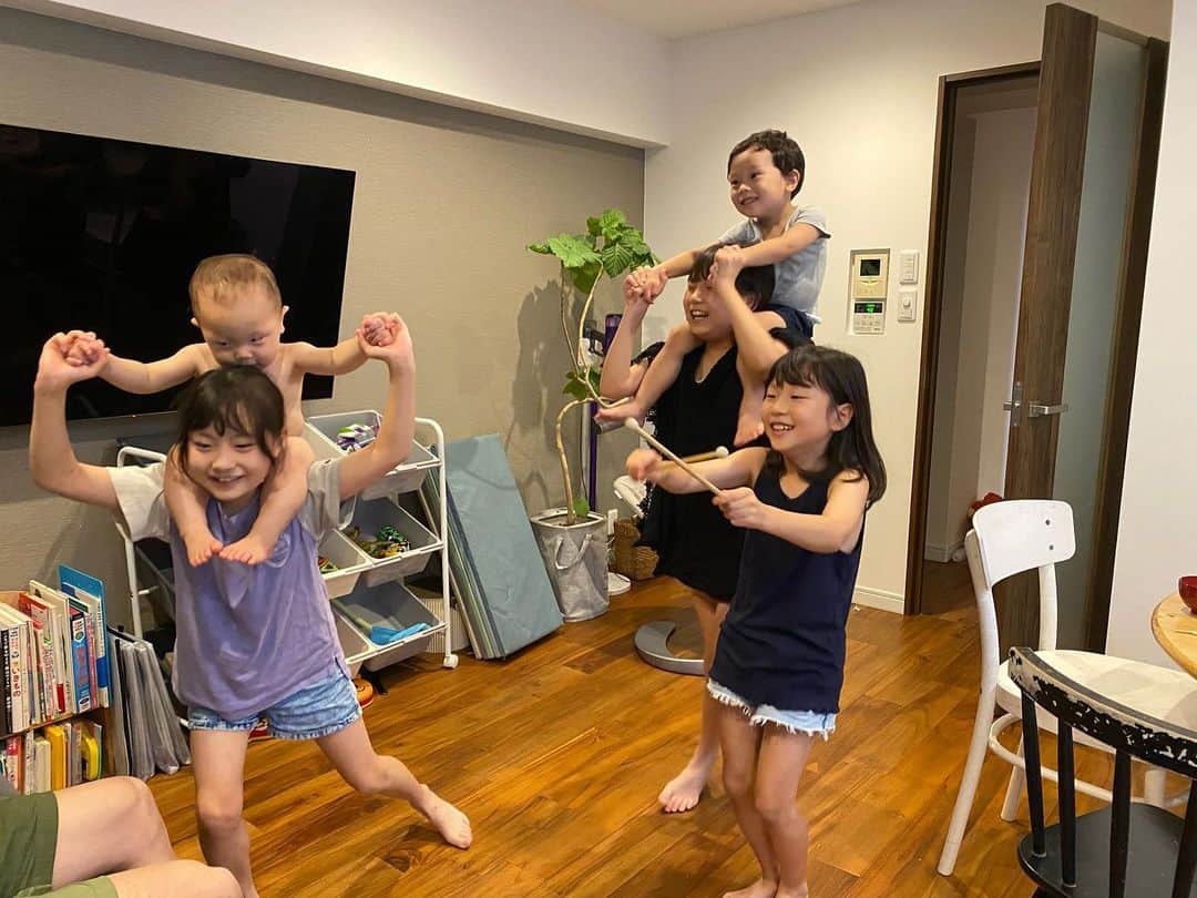 江原千鶴（エハラチヅル）のインスタグラム：「毎日お祭り状態w  喧嘩もするけど、こうやってみんなで盛り上がってるのを見ると嬉しい❤️  #エハラ家 #5人きょうだい #7人家族  #夏休み#子供#12歳#9歳#7歳#3歳#1歳」