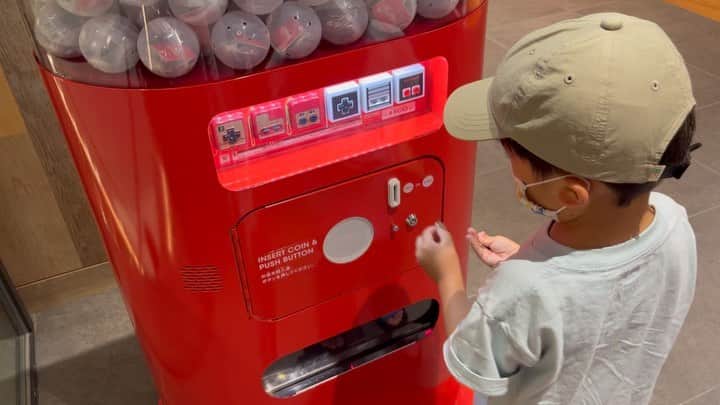 のインスタグラム：「先日渋谷に行った時にPARCOにある任天堂のお店にあった自販機。  音が良い〜 これは大人向けなのかな、500円なんだけど、パパがすぐさまお金くれた笑  #任天堂ショップ #渋谷任天堂#4歳男の子」