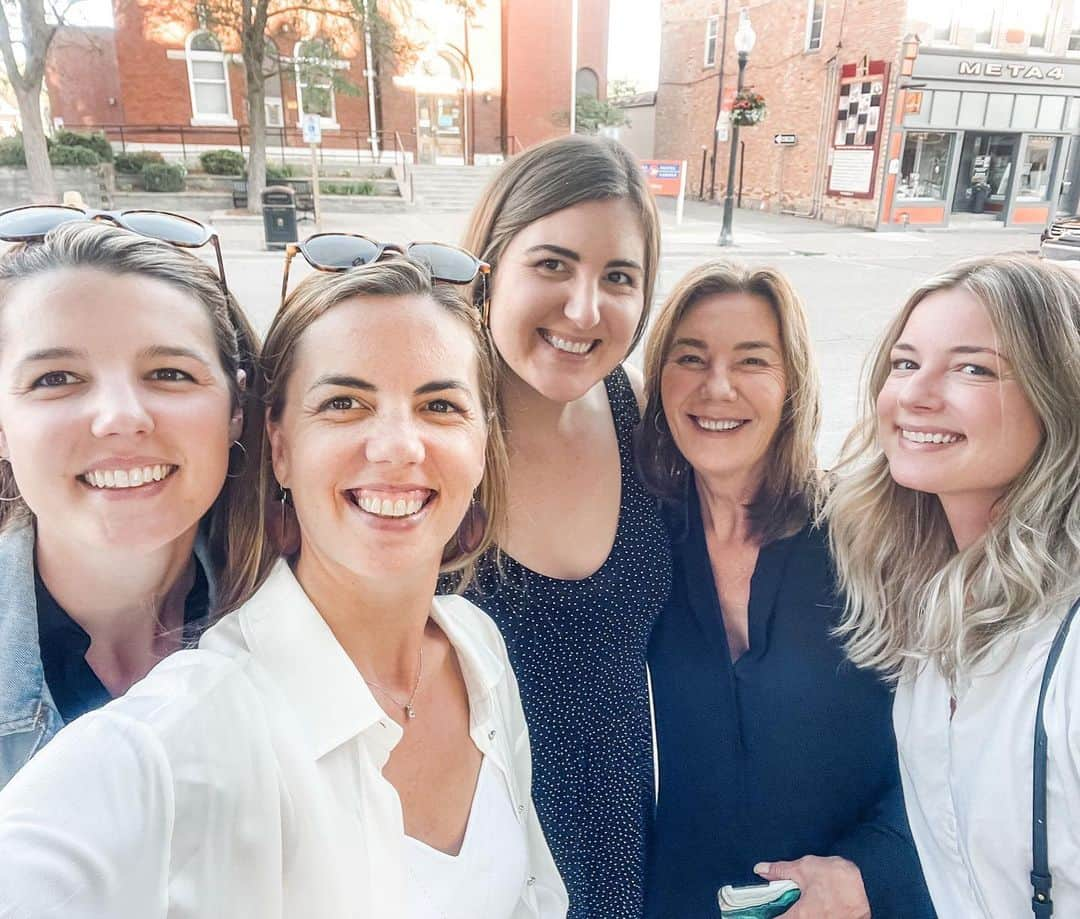 エミリー・ヴァンキャンプのインスタグラム：「Mama and sisters all together again after almost 4 years!! About damn time❤️❤️❤️」