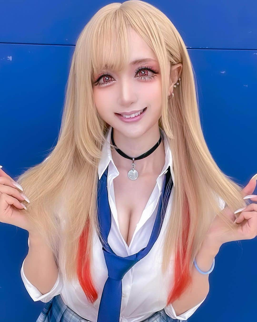 のインスタグラム：「雨の中頑張ってえらい！  #喜多川海夢  #着せ恋  #その着せ替え人形は恋をする  #mydressupdarling  #みんなの海夢  #コスプレ  🪡🤍🪡🤍🪡🤍🪡🤍🪡🤍🪡🤍  今後のスケジュールは知ってる？？  7/23 渋谷のパセラ地下1階でバースデー！ カフェイベ&ライブ&映え映えイベント！ 参加予約でカモミールからプレゼントも！  当日来店は満席の場合お待たせしてしまうので、予約をして参加してくれたらいいかも！  7/24 神保町のカフェバーでバースデー！ 撮影会&チェキ会&カフェイベ！ 撮影会はしばらくないからめちゃレア！ カメラ持ってなくてもスマホでもOK！ お話だけでも大丈夫だから会いにきてー！ きてくれるだけで満点うれしいわくわく！  8月はコミックマーケット100 サークル参加するよーー！ 新刊を出します！！お楽しみにー！  8/20 サブカル会館で交流会&即売会 カモミールが主催したイベントです！ 初主催！最初で最後になるかも？？ あいにきてねーーーーッッ　  参加申し込みや詳細は Twitter▶︎▶︎▶︎ @chamomile_chami  ラインブログ▶︎▶︎▶︎カモミールブログ  こちらからお願いしますーーーッッ  🪡🤍🪡🤍🪡🤍🪡🤍🪡🤍🪡🤍  #cosplay  #cosplaygirl  #cosplaysexy  #cosplayphoto  #cosplaygirls  #cosplaymodel  #cosplaymakeup  #marin #kitagawamarin  #marinkitagawa  #marinkitagawacosplay」