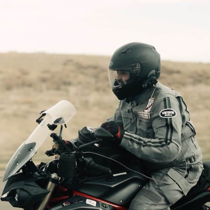 バンソンのインスタグラム：「Rob Dyno created this cool documentary for his Charging Across America challenge that #Vanson sponsored. Be sure to check it out. #vansonleathers」