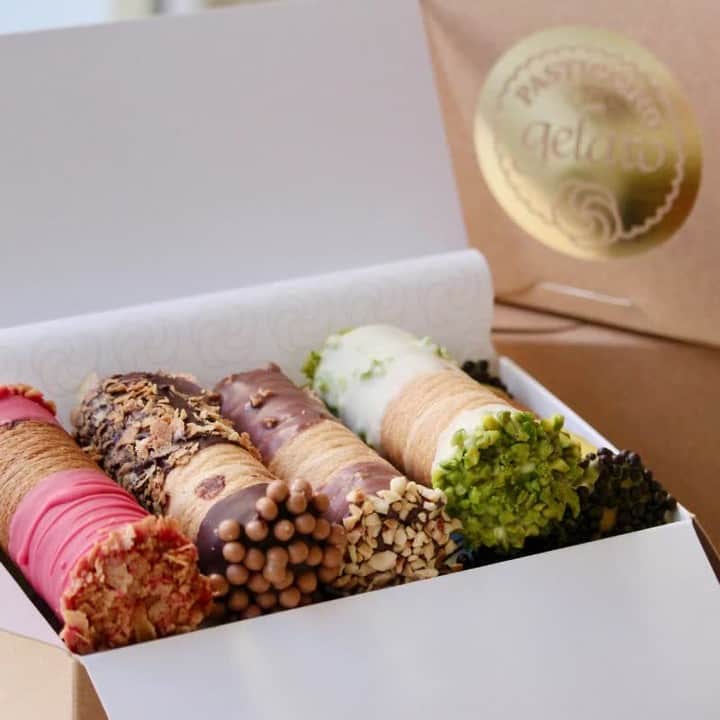 のインスタグラム：「Una nuova idea di gelato! Scoprila in gelateria oppure online!   I Pasticcini-Gelato #gelateriamarghera ti sorprenderanno: una cialda super croccante e friabile in tre gusti (classica, carbone e cacao) ripiena di gelato e decorata in base al gusto con cioccolato, glassa, granella, cereali o frutta candita.   La gelateria è aperta tutti i giorni fino a mezzanotte oppure approfitta della consegna Flash di @cosaporto.it  e ricevi i Pasticcini-Gelato direttamente a casa tua」