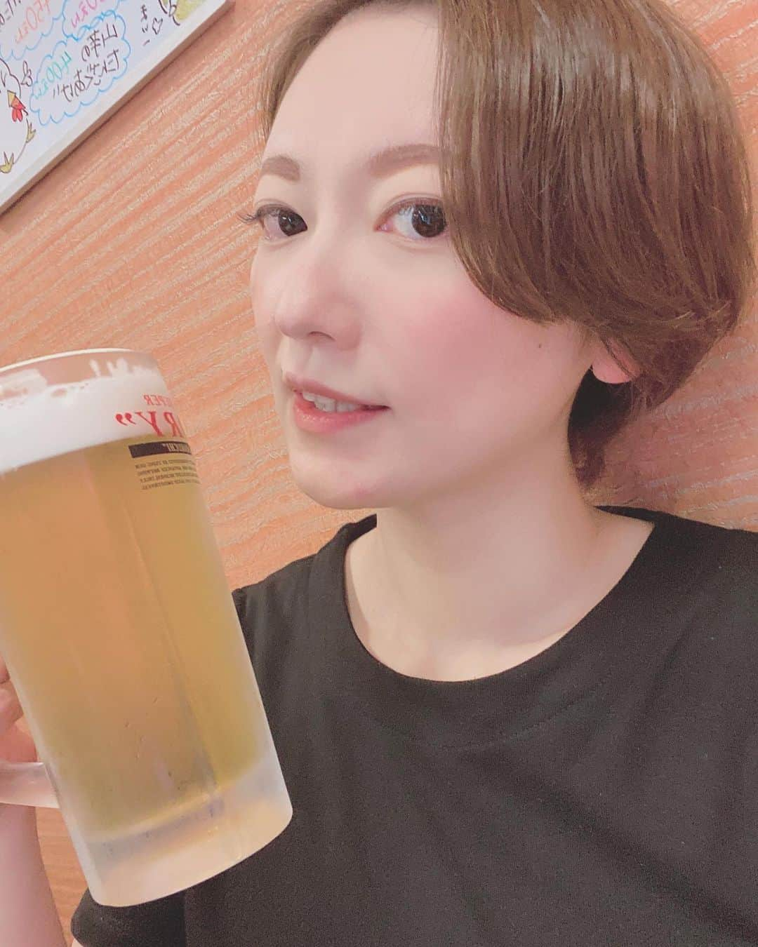 大崎初音さんのインスタグラム写真 - (大崎初音Instagram)「． 「もう暑くてビールしか飲めない」 という日々が続き、北海道の実家＆妹のいる札幌に１週間ほど来てみました✈️ 北海道は涼しいな〜最高だな〜🥴🍺 Classicが美味しい💕 ． ． 　　 #バチェロレッテ2  今週も一気見してしまった〜🌹 寝不足🥱🥱 推しがまだ残っているので頑張ってほしいな〜♡」7月15日 3時31分 - hatsune_ohsaki