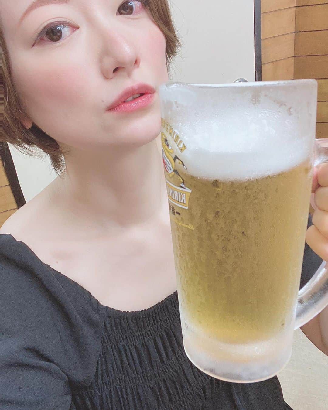 大崎初音のインスタグラム：「． 「もう暑くてビールしか飲めない」 という日々が続き、北海道の実家＆妹のいる札幌に１週間ほど来てみました✈️ 北海道は涼しいな〜最高だな〜🥴🍺 Classicが美味しい💕 ． ． 　　 #バチェロレッテ2  今週も一気見してしまった〜🌹 寝不足🥱🥱 推しがまだ残っているので頑張ってほしいな〜♡」