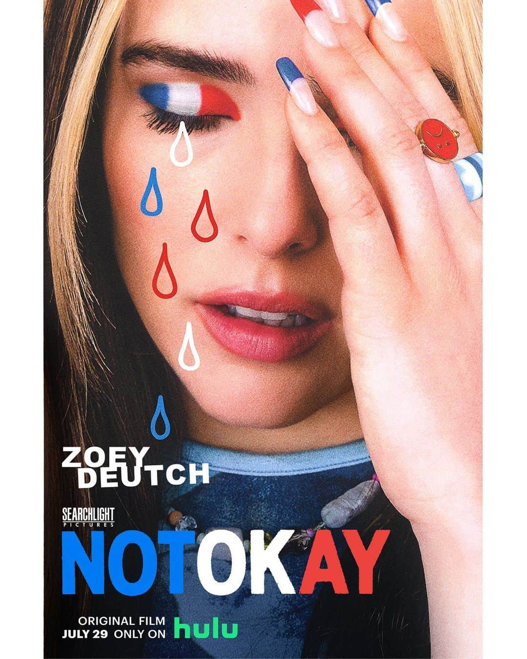 ゾーイ・ドゥイッチのインスタグラム：「#notokaymovie july 29 on @hulu  trailer next week 🤍」
