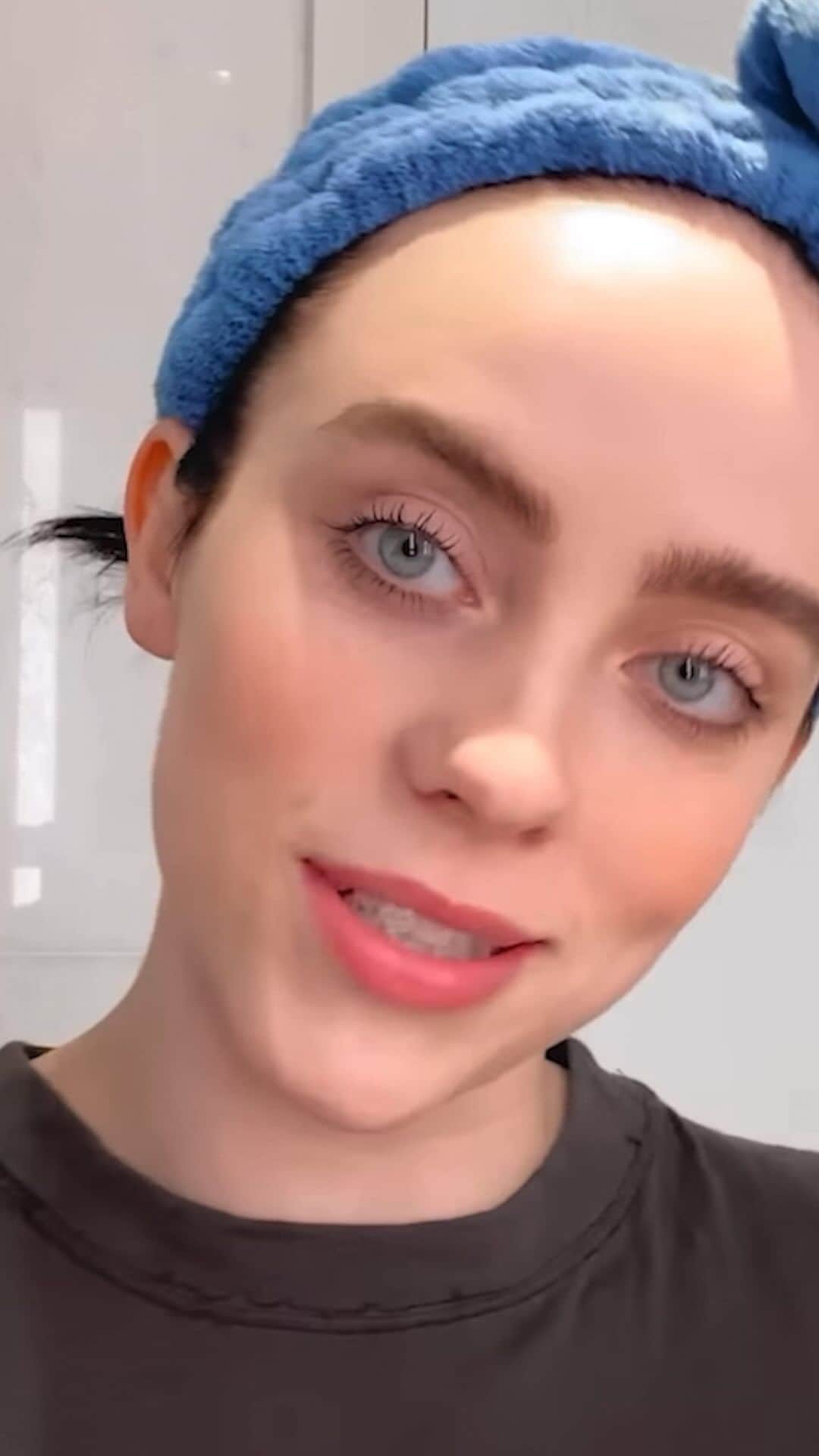ジョジー・マランのインスタグラム：「When you’re watching Billie Eilish’s @voguemagazine Beauty Secrets video and your biodegradable Bear Naked Wipes casually make an appearance. 🤯」