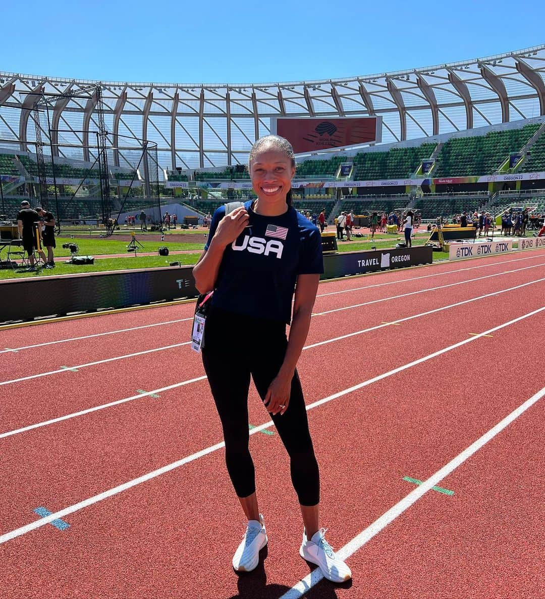 アリソン・フェリックスのインスタグラム：「It’s here!!! World Championships start tomorrow! Excited for my last lap tomorrow with the Mixed 4x4!」