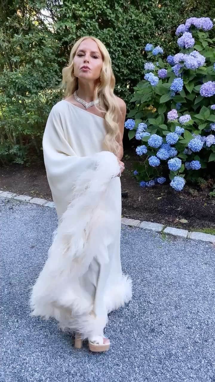 レイチェル・ゾーのインスタグラム：「Here we go! @curateur x @thezoereport JETSET Summer Soirée ✨ Dress @tallermarmo  Jewelry @ringconcierge    Glam: @ashleeglazer @jennbradfordhair」