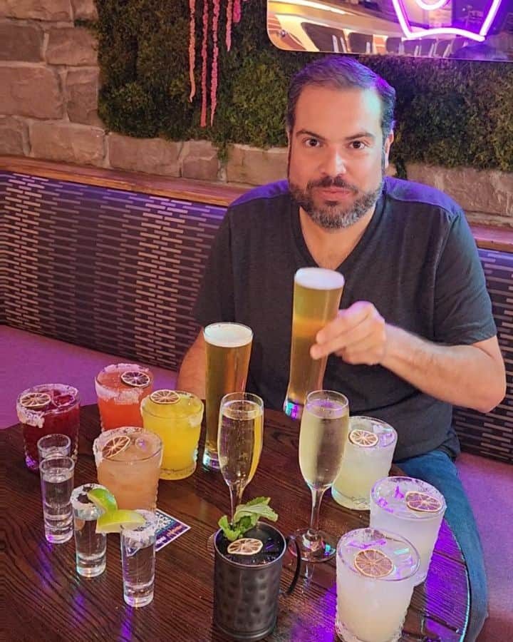 Cesar Gonzalez Cocineroのインスタグラム：「Levante la mano al que le gusta un Happy Hour 🙋‍♂️ desde hoy tenemos el mejor Happy hour de Miami / Doral aquí en @chabellamiami Prosecco en $2, Cervezas en $4, Margaritas en $6, The Mule en $8, Tequila y Mezcal en $4 😱 además de menú de comida para el Happy Hour.  #menu #restaurant #restaurants #restaurant #chabella #chabellamiami #chabellarestaurant #chabellamexicanfusion #Doral #doralrestaurants #doralfoodie #miami #miamifoodie #miamifood」