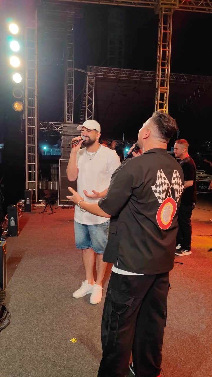 Sorriso Marotoのインスタグラム：「Um TBT de respeito, turma! 💥 A gente já tava com saudade da energia que rola quando estamos JUNTOS no palco com @dilsinho.   Foi bom demais poder cantar #Prejuízo com você no último fim de semana, irmão. Falando nisso vocês já deram o play nesse som, hoje? 🎶」