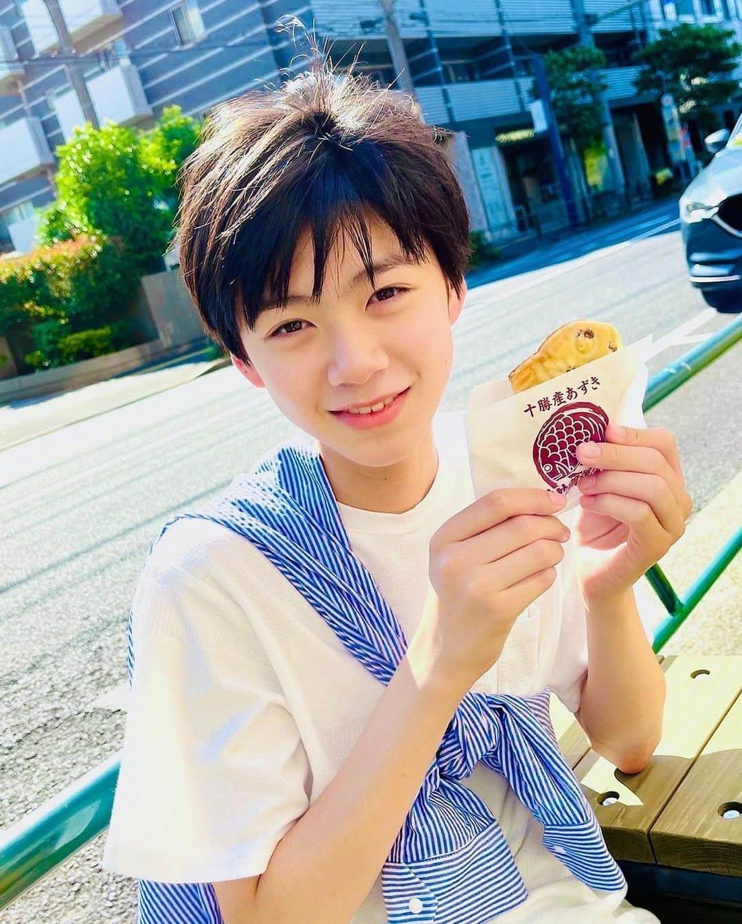 白鳥晴都のインスタグラム：「この前たい焼きとチョコシェイクはしごしちゃった😋 みんなは和菓子派❓洋菓子派❓ 僕は和菓子派です‼️  #たい焼き　#チョコシェイク　#美味しい和菓子　#スタダ　#白鳥晴都」