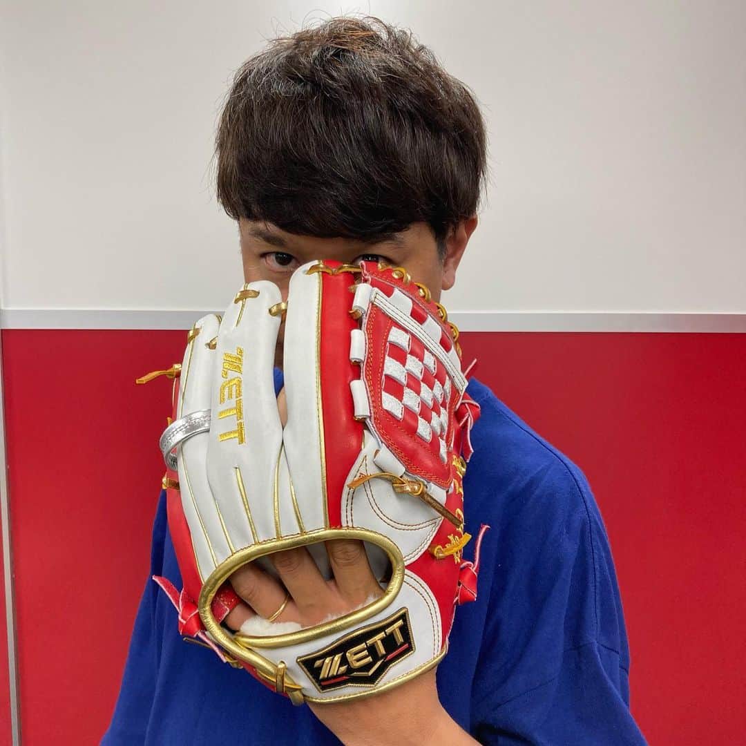 のインスタグラム：「なんと。。なんと。。。 ZETTさんからサプライズお祝いグラブいただきましたー🎉 驚いた。。。😮 薬指にはリングまで。。💍 ありがとうございますー⚾️✨  型付けしたくなるけど我慢します。」
