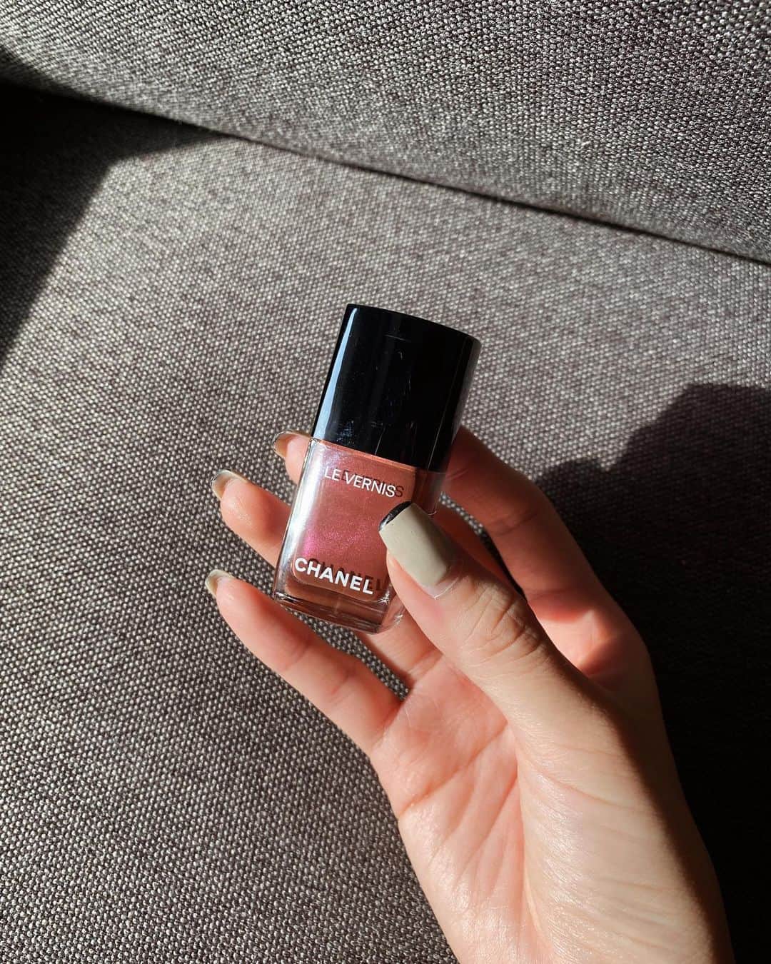 塚本いづみのインスタグラム：「𝒩ℯ𝓌  一目惚れしたカラー。 @chanel.beauty のネイル891番。  深いカラーだけどメタルっぽいから夏にも使えるし、こっくりした色味がタイプな方にはぜひ。♡ フットはずっとセルフマニュキア。 見るだけで気分あがるのでお気に入り🫰🏼」