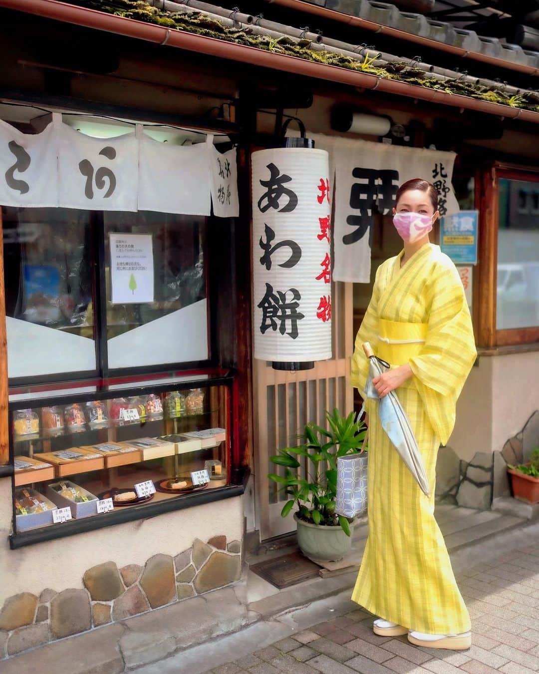 川原亜矢子のインスタグラム：「京都 #kamishichiken #kyoto #travel #japan #kimono #京都 #旅 #甘味処 #着物 #本麻ちぢみ #散歩」