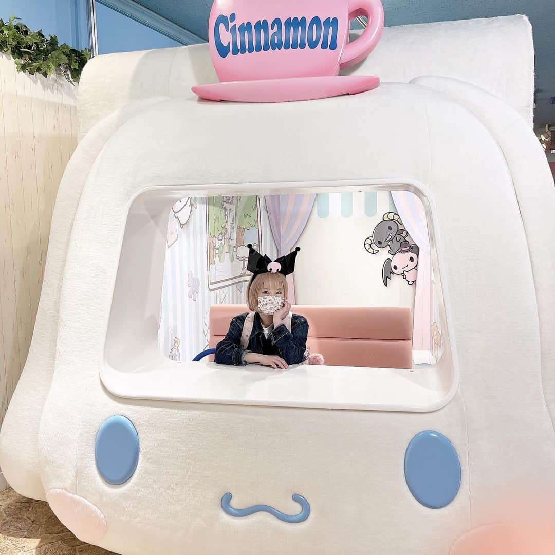 みのりんさんのインスタグラム写真 - (みのりんInstagram)「Throwback to the time I went to Sanrio Puroland!!! The cutest place on Earth!💕 Do you guys want to see a video of Puroland?🤔　 Let me know!!   ピューロランド行った時だよ！ 世界で一番かわいい場所！また行きたいな💕 #hellokitty #sanrio #puroland #kawaii」7月15日 19時42分 - minicuteclub