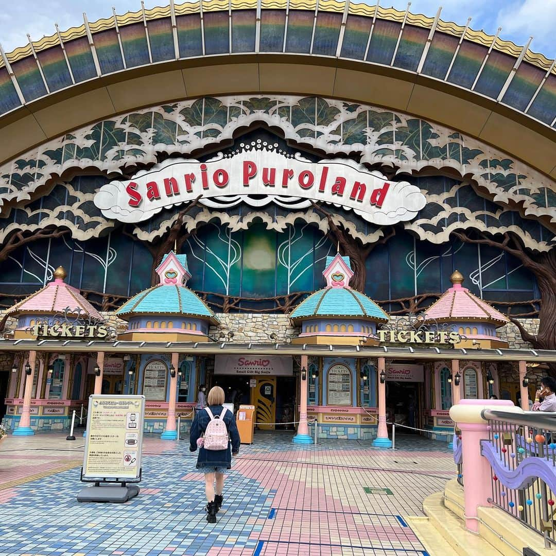 みのりんさんのインスタグラム写真 - (みのりんInstagram)「Throwback to the time I went to Sanrio Puroland!!! The cutest place on Earth!💕 Do you guys want to see a video of Puroland?🤔　 Let me know!!   ピューロランド行った時だよ！ 世界で一番かわいい場所！また行きたいな💕 #hellokitty #sanrio #puroland #kawaii」7月15日 19時42分 - minicuteclub