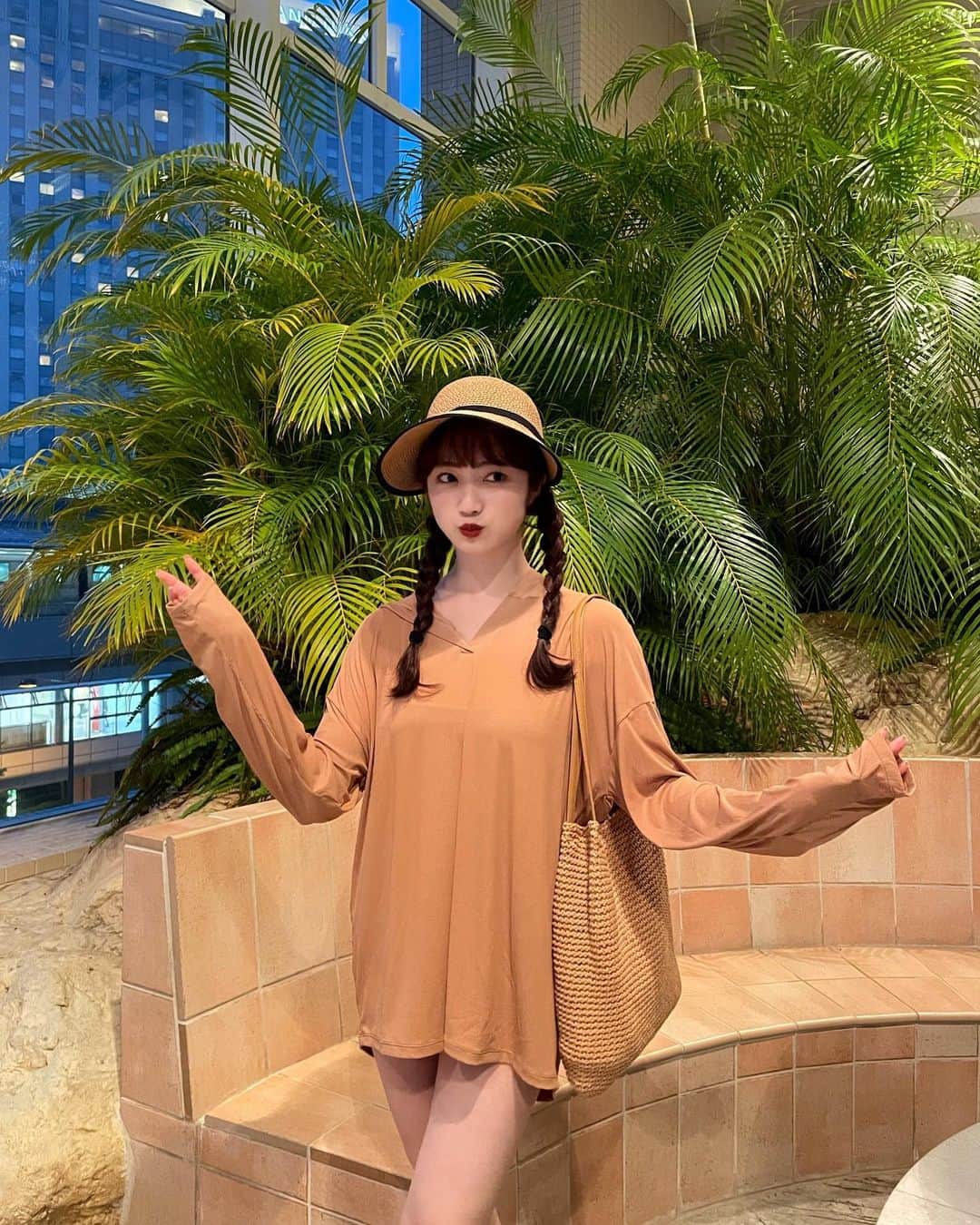 河﨑莉奈のインスタグラム：「さらっとした生地感で着たまま遊泳もできる万能アイテム🏊🏻‍♀️  @seadress_official   帽子とカバンはberinだよ🧡　  @berin__official   #タイアップ#seadress_official #SEADRESS #シードレス #ラッシュパーカープルオーバー  #プチプラ #プチプラ水着 #スイムウェア #リゾートウェア #大人水着 #バケットハット」