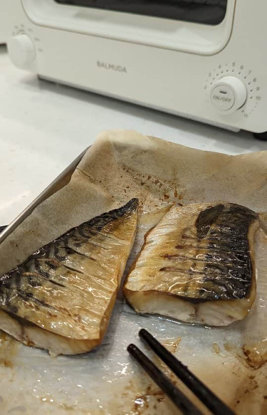 The Twins Chelsea & Jesperのインスタグラム：「#大羊煮什麼 無油煙輕鬆烤鯖魚  昨天本來限動宣傳了全台首團的百慕達烤箱 想說人人都已經知道它烤麵包的功能強大 殊不知烤魚功力也是數一數二 動態一發出就好幾個朋友希望我能發成貼文讓他們存檔  這邊做法分享也來囉～  選擇好品質的鯖魚（我吃來吃去還是最愛永豐餘的薄鹽鯖魚） 撕開包裝直接對切一半 並在魚皮上劃幾刀 烤盤鋪上烘焙紙 直接放上魚肉什麼調味都不用  我分三個階段調整溫度設定  170度5分鐘（低溫烤熟） 200度5分鐘（上色並確認熟度） 250度2分鐘（想要魚皮香酥的大絕招） 大家要視自己的魚片厚度來斟酌調整喔！  烤出的效果比我用大烤箱烤還要好吃 不僅魚皮酥脆魚肉更是軟嫩多汁 也不用起油鍋煎的滿屋魚味 只要掌握大羊分享的溫度原則 美美的百慕達烤箱不僅可以烤出令人感動的麵包 也能端出令人感動的烤魚  溫馨提醒～ 本團非常榮幸成為全台第一團 價格也敢大聲說是最好 還在觀望垂涎的朋友敬請把握 團購只到本週日唷！ 想複習大羊整理出的百慕達烤箱優點 可以點開instagram限動精選 相信你也會跟我一樣愛上它的～」