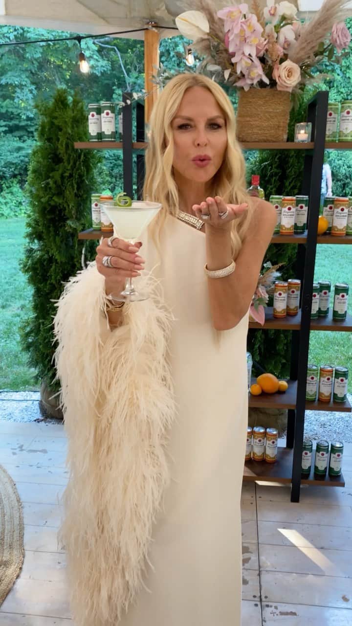 レイチェル・ゾーのインスタグラム：「#ad Sipping in style with a delicious @tanquerayusa Rangpur Lime Gimlet to celebrate our @curateur x @thezoereport JetSet Summer Soiree! Cheers! 💚XoRZ」