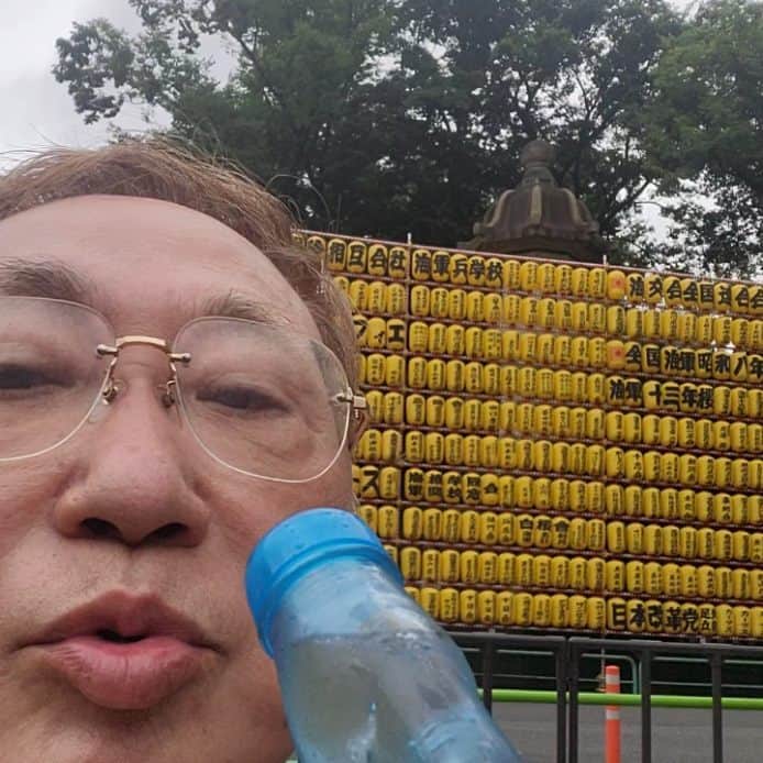 のインスタグラム：「靖国の英霊にご挨拶。 靖国神社のラムネなう。」