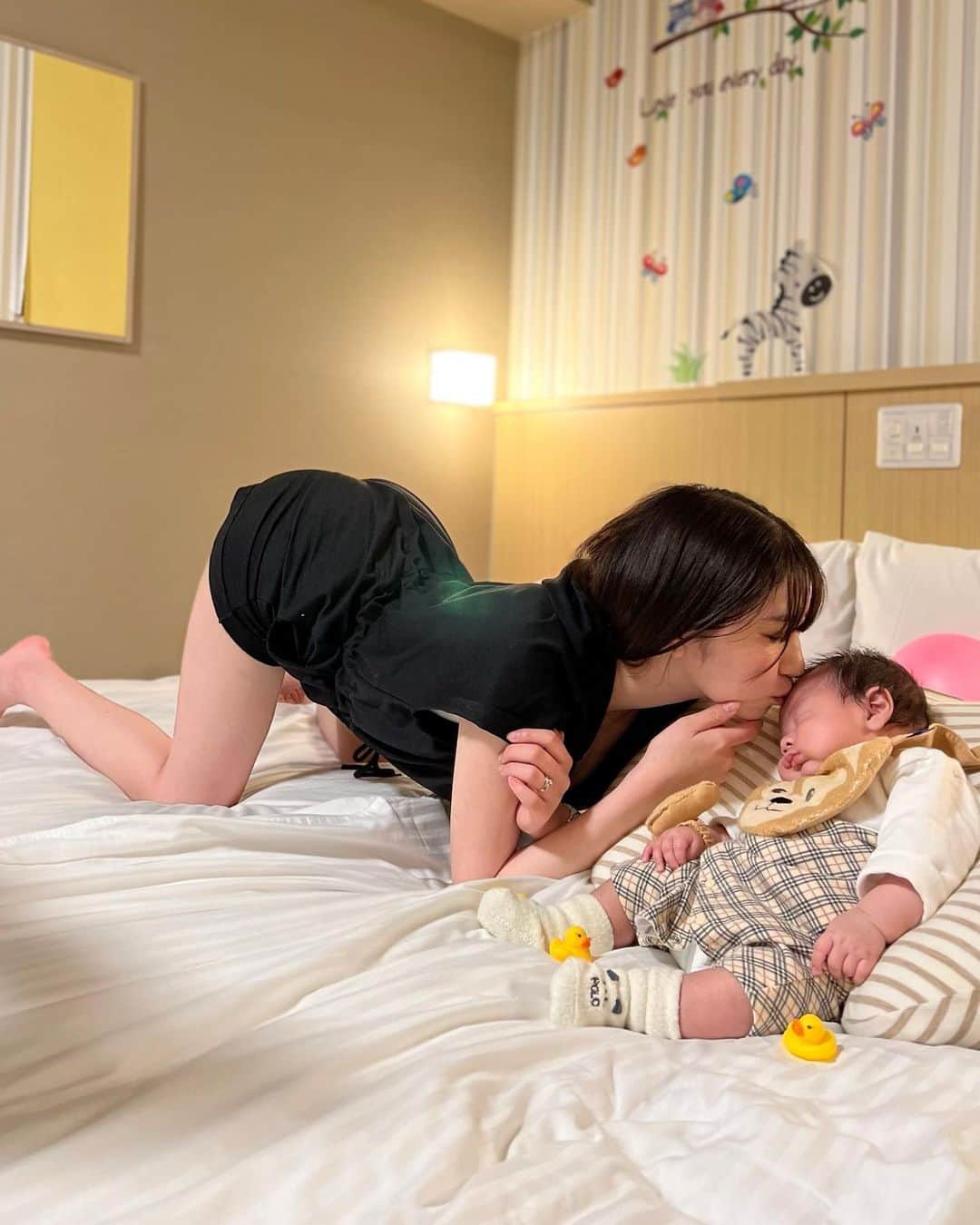 のインスタグラム：「ママ「 人生の道は間違えてもいいけど踏み外さないこと。間違えても修正は出来る  踏み外したら戻れないからね😌 」  大人になってもふとした時思い出す 息子に反抗期がきたら 言い聞かせよっと   #子育て #ママ #親子 #息子 #反抗期 #仲良し親子  #ママライフ #可愛い #赤ちゃん」