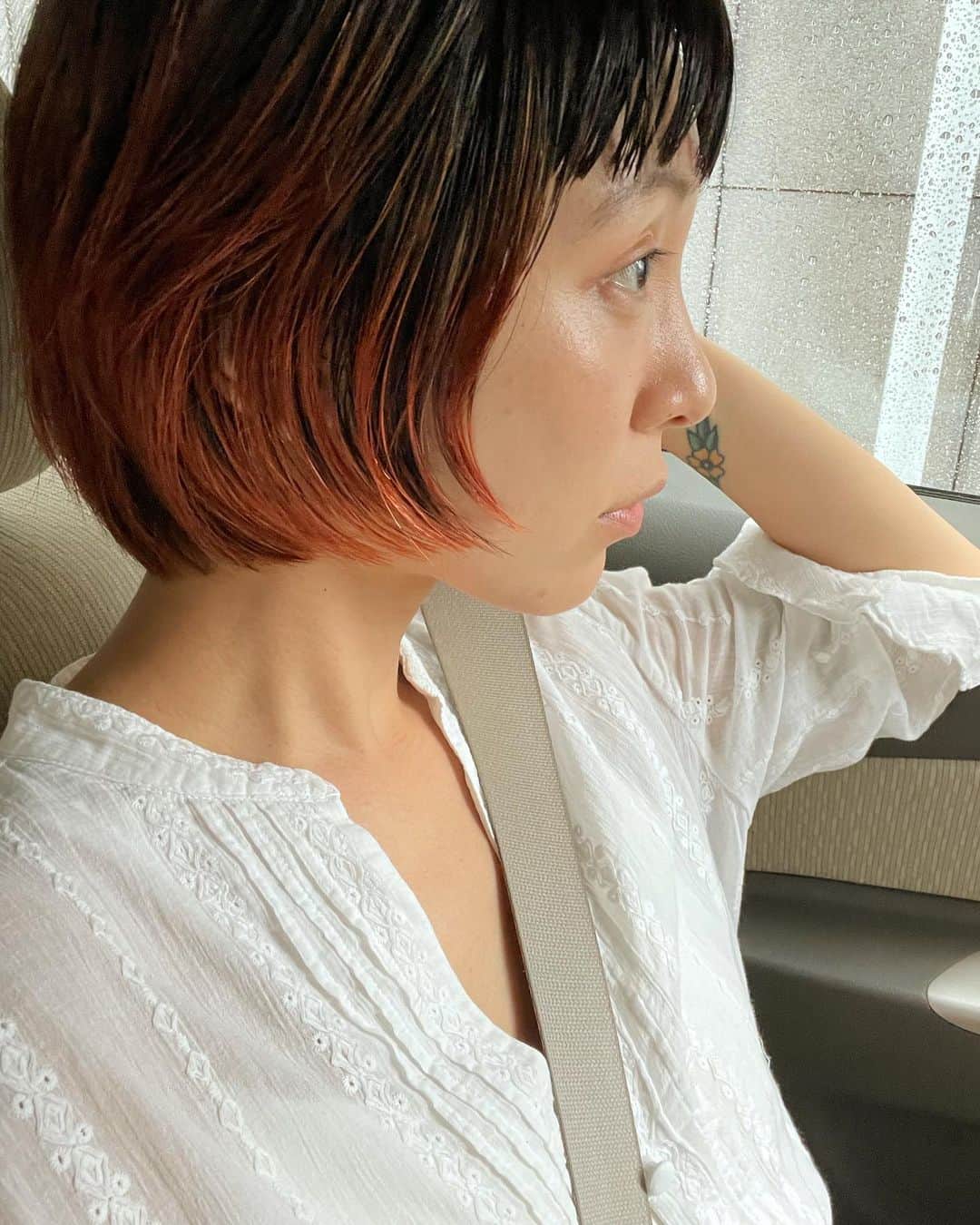 太田莉菜のインスタグラム：「地獄色に染めて貰った🔥🔥(染めたの先週だからだいぶ色が抜けちゃった😰) @hiro_meytokyo 有り難う⤴️⤴️」