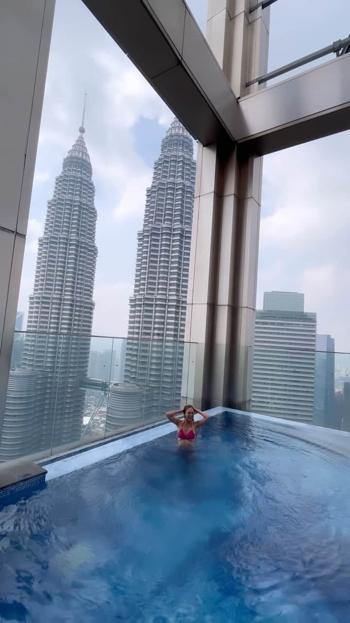 遊海 Yuumiのインスタグラム：「My morning view in Kuala Lumpur 💕 クアラルンプールの朝　#kualalumpur #malaysia #klcc #pool #morning #smile #マレーシア　#クアラルンプール」