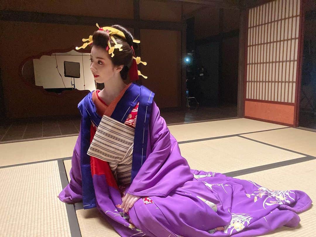 柳ゆり菜のインスタグラム：「テレビ朝日 ４K時代劇スペシャルドラマ 『無用庵隠居修行６』 ２０２２年９月２０日（火）２０：００～２１：５４放送  おりんという遊女の役で出演します。 相棒に引き続き、水谷豊さんとの共演、 とても嬉しかったです。  所作の稽古もみっちりして頂き、現場で修正しながら、 精一杯演じさせて頂きました。 とても素敵な役を頂けて、嬉しい限りです。  毎日、ホテルや楽屋の鏡の前で練習しては不安になって・・を繰り返していました。  今回も、監督やスタッフの皆さんの全面的な支えに、 感謝する瞬間が多かったです。 ありがとうございました。  京都での撮影では、昔お世話になったスタッフさん達が 沢山いらっしゃって、久しぶりにお話するのが 楽しくて仕方なかったなぁ。 ずっとメイクルームで話してました😂  是非、見てください。  #1枚目２枚目はメイクさん達による撮影会の様子 #おもわず笑ってしまいブレブレ #毎日筋肉痛」