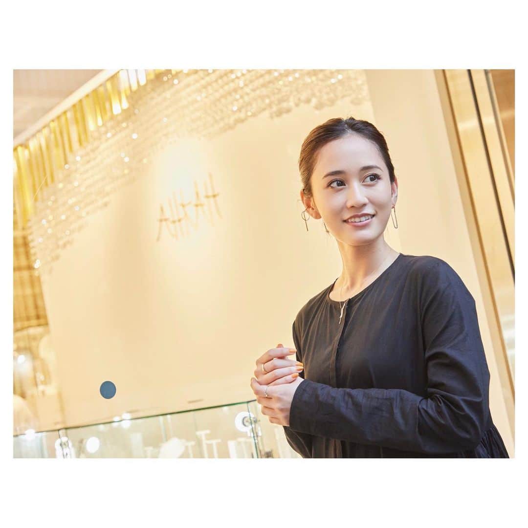 前田敦子のインスタグラム：「. Katie Hillier が手がける AHKAH の新作コレクションを 一昨日体感させていただき、シャンデリアシリーズ繊細で揺れるたびにキラキラする姿に心鷲掴みです✨  AHKAH signatureは銀座三越のPOP UPで見られますよ！  #AHKAH #アーカー #AHKAHAD  #accessory #pierce #ring #necklace」