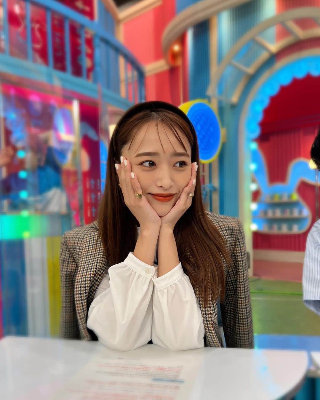 近藤千尋のインスタグラム：「今日のラヴィット🐰💕 もう秋服でした(はやいでしょ🥹) オープニングでは、 織田裕二さん、中井美穂さんと 楽しくゲームをしたり おたけさいこっちょーゲームしたり (私はあぁ〜しらきさんをさせて頂きました笑) 金曜日らしい賑やかな朝でした😂🤍 くっきーさんのマリオ 何回見ても面白すぎる。。。 是非TVerでもチェックしてね💕  今日は、 まだまだお仕事頑張るぜい💪🏻🫡  雨が強くなってきたから 皆さんお気を付けて。。。☔️😢  ジャケット、パンツ @jandmdavidson  ブラウス @heliopole_official  ヘッドアクセ @alexandredeparis_japan  ピアス @unoaerre_japan  リング @crestare_official  シューズ @charleskeith_jp」