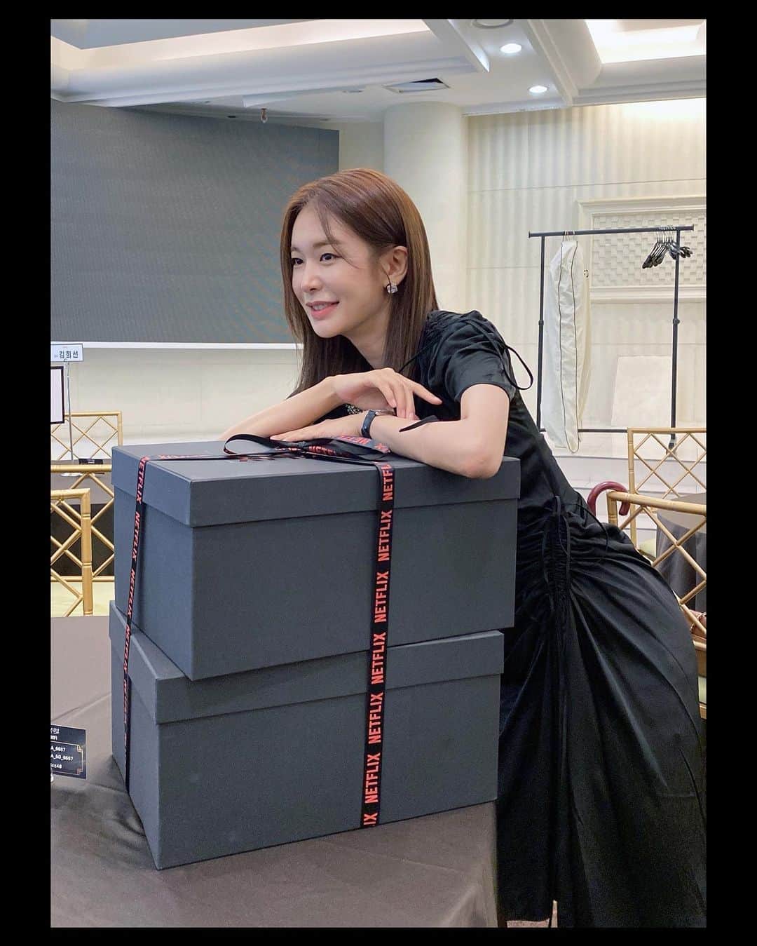 チョン・ユジンのインスタグラム：「이쁜 선물 감사해요 @netflixkr 💕 기사 사진도 잘 찍어 주셔서 감사합니다☺️💜 곧 만나요!💋」