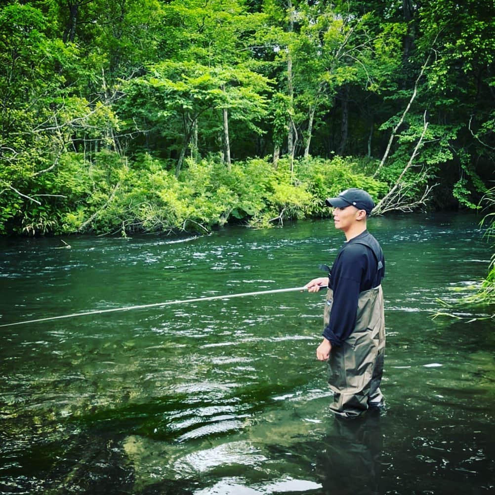 平宮博重さんのインスタグラム写真 - (平宮博重Instagram)「北海道の大自然の中で  #川釣り #ヤマメ #友達 #sapporo #fishing」7月15日 15時55分 - hiroshige_narimiya