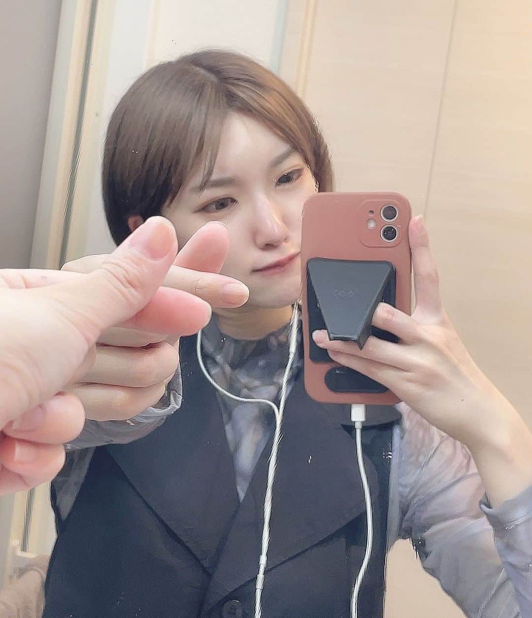 東条蒼のインスタグラム：「＊  髪の毛染めました。  ミルクティーベージュ？ってかんじ らしいですね。  コレが抜けていくと金髪になるらしいです。でらしさんになれるらしいです。  そうすると、職場で怒られたり、金髪嫌いなファンが離れていってしまうので…長くキープできるようにがんばります！  早くいろんな人におみせしたいなぁ。  職場での反応は◎だった！  #撮影会 #メガネ女子 #あおたん #蒼　#サムギョプサルと蒼い黒　#ポトレ #ポートレート #撮影モデル #コスプレ #followｍe #following #japan #girl #photooftheday #tagsforlikes #instalike  #台湾 #香港 #粉我 #拍照 #照片 #人像攝影」