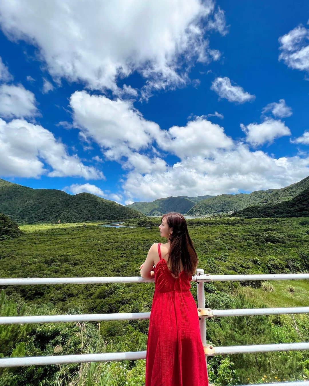 佐山彩香のインスタグラム：「最近雨すぎてどんより、、😓  なので奄美大島での写真を。 マングローブ本当に壮大で感動したなぁ。叫びたくなる🤭  真っ赤なワンピは @hdxuly  ガーゼ素材なので柔らかくて肌触りがいいの🌱 カップ付きだから1枚でサラッとらくちん、着心地最高♡  #hdxuly#ハディクリー #奄美大島#マングローブ原生林」