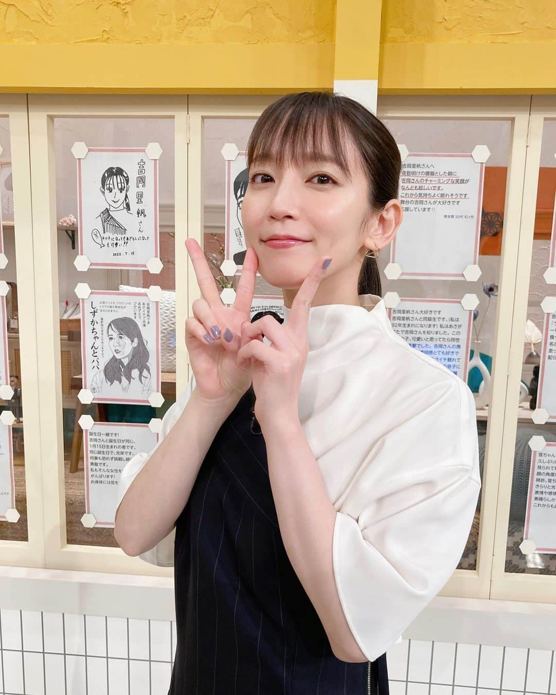 吉岡里帆（マネージャー）さんのインスタグラム写真 - (吉岡里帆（マネージャー）Instagram)「朝イチのあさイチ☀️ 放送後、視聴者の方々からたくさん送っていただいたお便りの前で撮らせていただきました！✉️ （2枚目は某ざんまい的ポーズ）  生放送久しぶりすぎて緊張してましたが、懐かしい大悟道の映像で爆笑したことでちょっとほぐれたそうです。笑 見てくださったみなさまありがとうございました💓  日々稽古がんばっておりますので、『スルメが丘は花の匂い』をどうぞどうぞよろしくお願いいたします🦑🌼  #あさイチ  #スルメが丘は花の匂い  #いつかの吉岡さん  ◇  tops/pants @ujoh.official pierce @shihara shoes @pellico_japan」7月15日 16時54分 - rihoyoshioka_mg