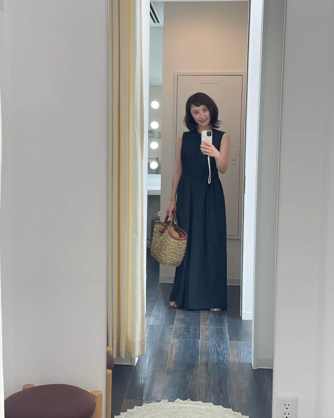 山口もえのインスタグラム：「・  私服だよ♡  黒のオールインワンはクラネ（CLANE） カゴバッグはナイン（NINE） 記憶が正しければ15年くらい前のものだよ そんな昔とは…自分でもビックリ！！笑 カゴバッグって夏になると持ちたくなるよね👜  オールインワンは今シーズンのもの ヘビロテで着てる！！ 背中が可愛く開いてるの でも恥ずかしくて撮れなかった…📸笑 私服ご興味あったらまた載せます😊 皆さま元気な週末を♡  #仕事 #私服 #黒 #clane  #カゴバッグ #オールインワン #👗」