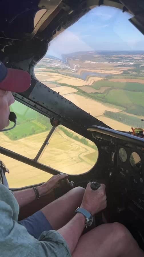 ブレモンのインスタグラム：「Watch as we fly into @airtattoo with Bremont Co-founder @bremontnick ✈️  #bremont #royalinternationalairtattoo」