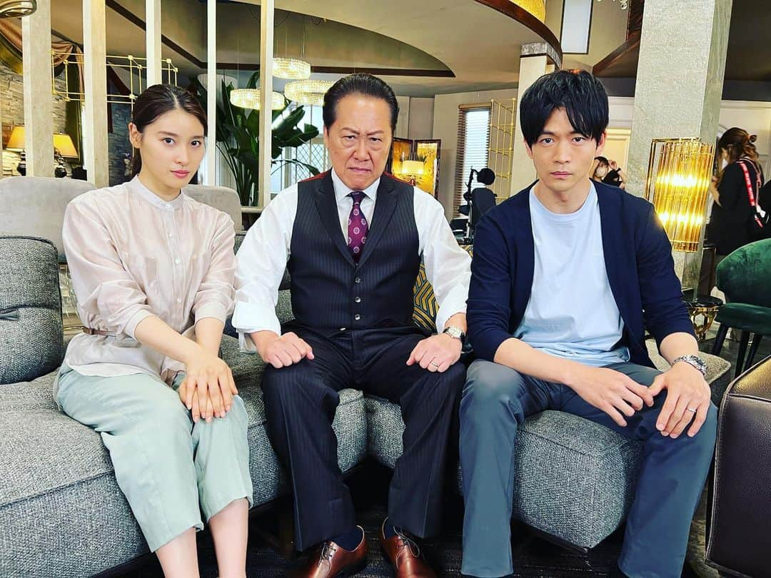 松下洸平さんのインスタグラム写真 - (松下洸平Instagram)「「やんごとなき一族」最終回から2週間も経ったと。  ムーーン🥲 今でも時々写真を見返しちゃうんだよね。  佐都と健太は仲良くやってるかな😲  凛はそろそろ喋れるようになってるかね😲  深山の家の人たちは相変わらずハチャメチャな生活してるのかな😲  などなど、物語はみなさんの中で続いていると信じて。  公式SNSの更新も一区切りついたみたいだし、僕もそろそろ、、と思ったらまだ載せてない謎の真顔写真がありました😐😐😐  どういう顔？？  ここで長男・明人が現場で放った名言を一つ。  「深山家の男たちは髪型変わると人格変わる」  確かに😂😂😂😂  @yangoto_fuji  @taotsuchiya_official」7月15日 17時33分 - kouheimatsushita_official