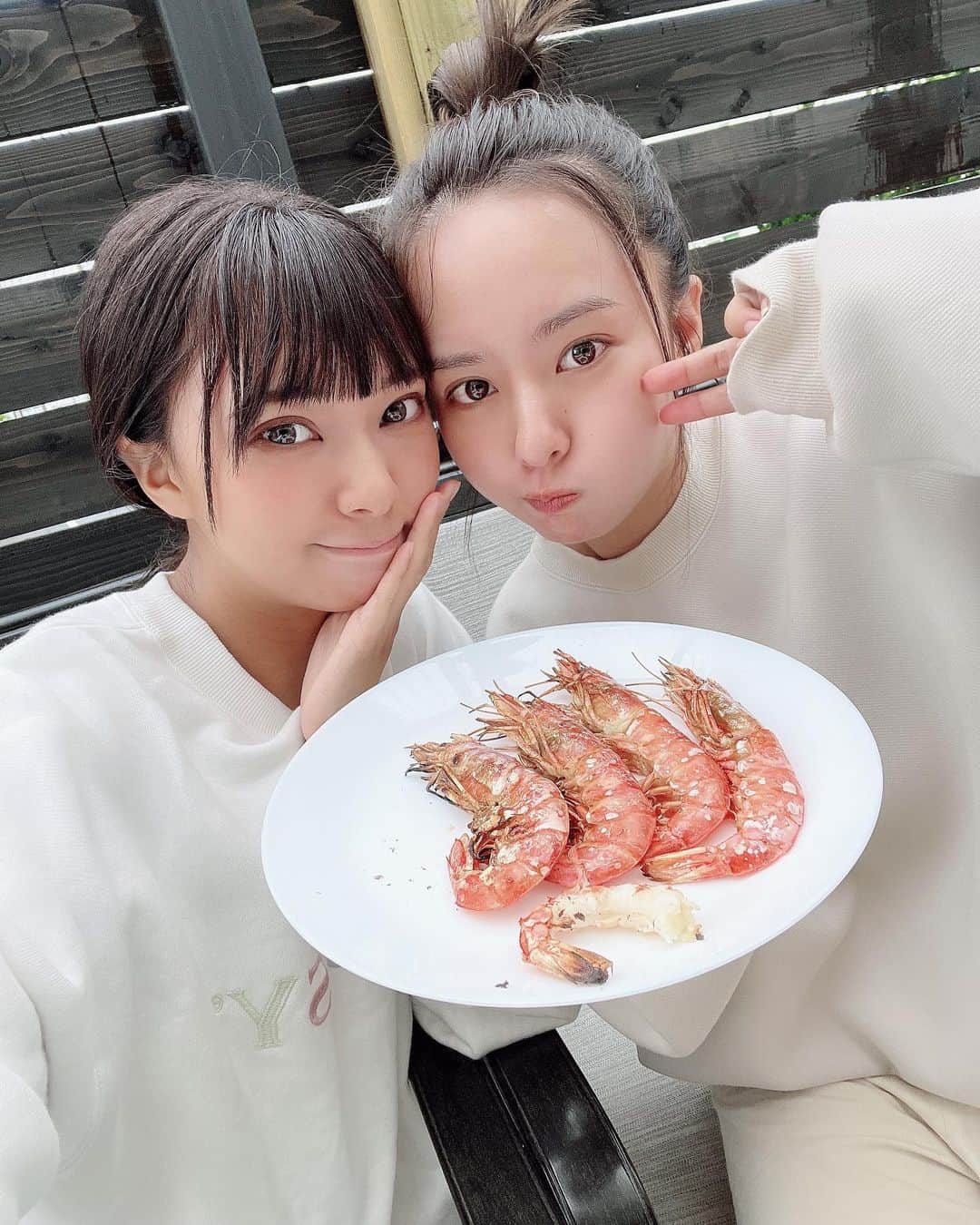 山田菜々のインスタグラム：「父の日母の日は、私達からのプレゼントで家族旅行に行くのがお決まりです♡ 👨🏻🧑🏻👩🏻👦🏻👧🏻🐶🐶🐶(大所帯😂)  バーベキューのお肉とかは、こんなに食べられるかな？ってくらい買い込んだけどちゃんと次の日の朝になくなったからお母さんってすごいなと思った🙄  ちなみにこげたマシュマロはすずが焼いてくれました🥲 そのあとお兄に焼き方の法則みたいなのを教えこまれてたけど、理解した🧏‍♀️みたいな顔しながらひとつも理解してませんでした✨笑  海老が美味しかったです🦞  (まだまだ載せたい写真もエピソードものある...🥹)」