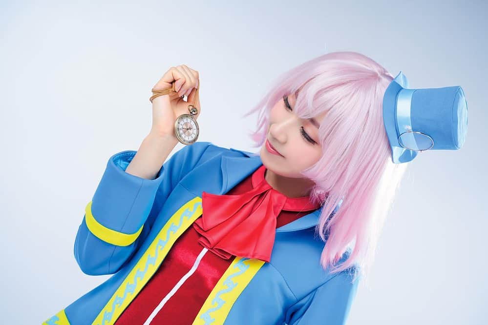 週刊少年マガジンのインスタグラム：「2022年7月13日(水)発売の 「#週刊少年マガジン 」33号は、アニメ化＆ゲーム化が決定した#シャンフロ がジャック！ 超豪華企画が満載です！  特別コラボでは、Youtubeウェザーニュースで大人気のキャスター、#檜山沙耶 さんが初登場！ 主人公サンラクと共にゲーム内を旅するエムルになりきっていただきました！  -----  撮影 / 井田達也 スタイリング / IKUYO ヘアメイク / 菅野睦 衣装制作 / 株式会社リアラ デザイン / 坂上和也（banjo）」