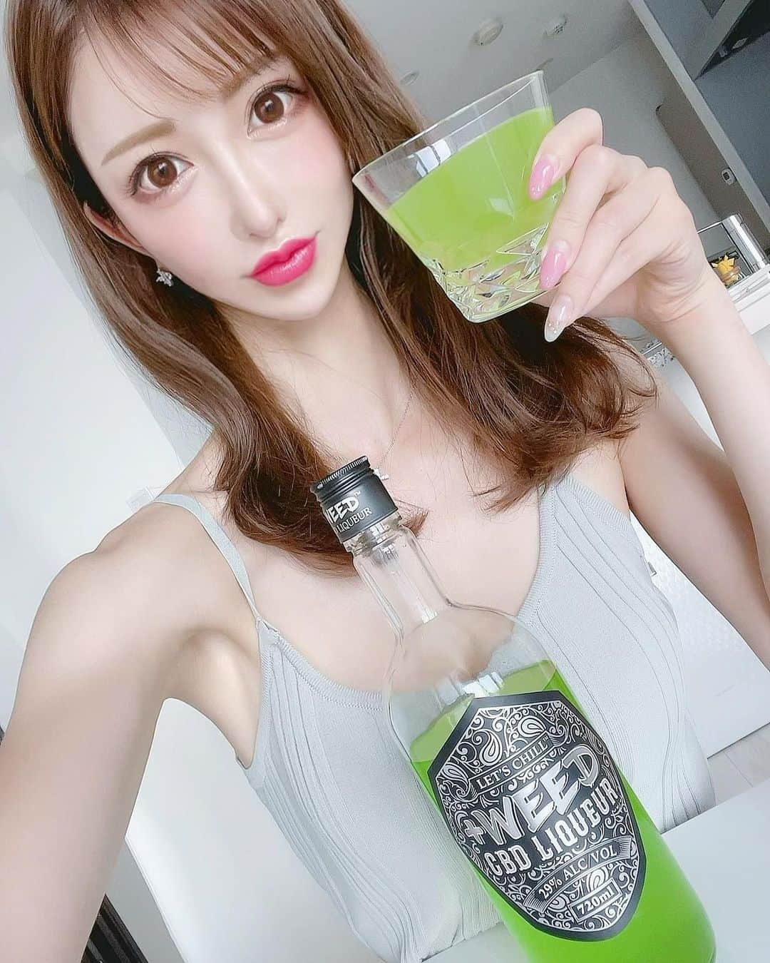 のインスタグラム：「話題のお酒 プラスウィード（ @plusweed_grbw ）の +WEED CBD LIQUEUR🍸💚  モンスターエナジーで割ると 飲みやすくて美味しいよ💓🥃  もちろんストレートでも🤙  CBDってお酒でもあるんだね🤭 麻成分入ってるのでリラックスできて めちゃめちゃチルだよ🪔🤍🌿  度数29度なので"パリピ酒" って言われてるみたい🤭🍾w  誰かお家で一緒に飲も🥂💫💛  #プラスウィード #パリピ酒 #CBD #CBDリキュール #リキュール #カクテル #お酒 #ショット #ドンキで買える #paidpartnership」