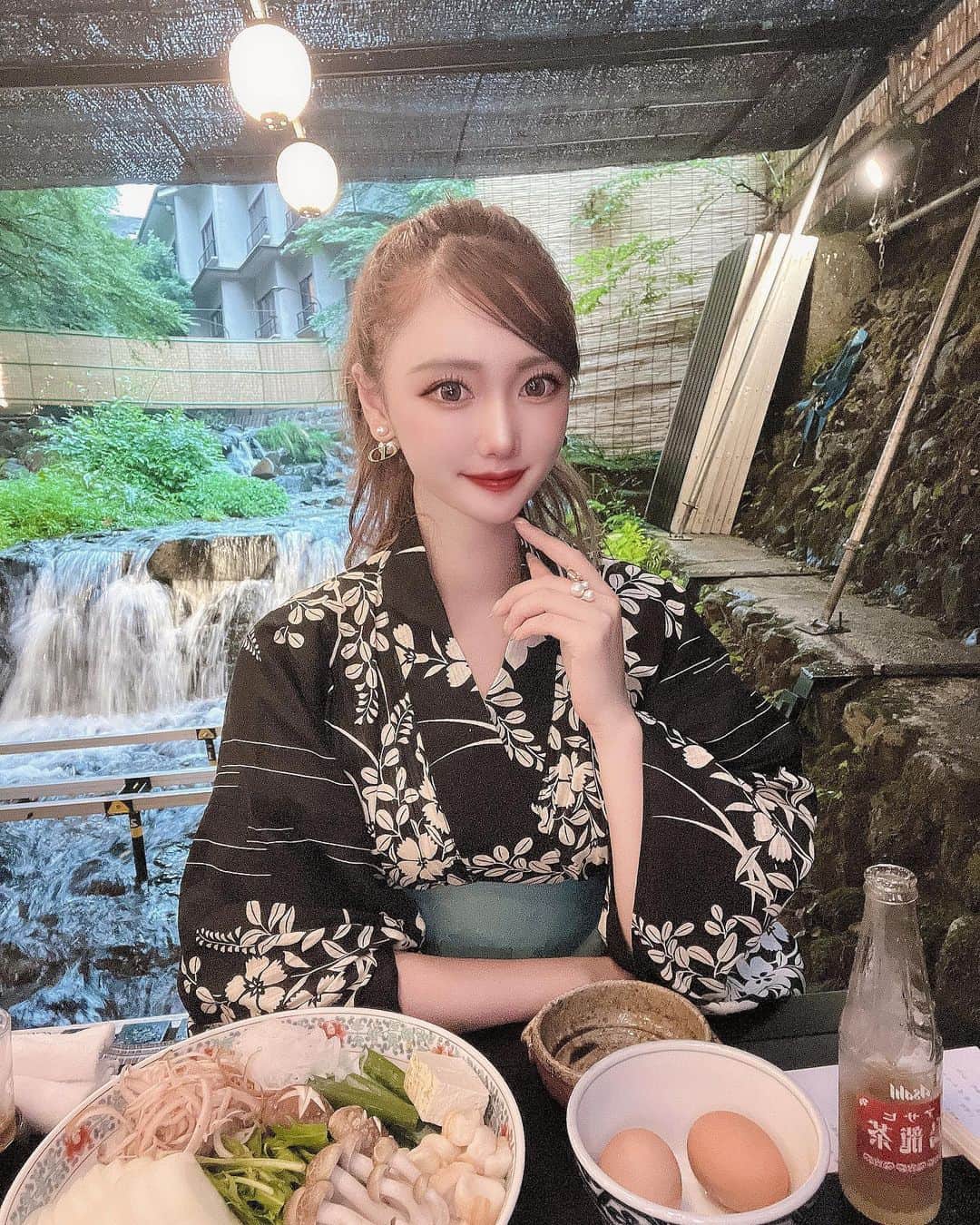 のインスタグラム：「My Birthday🎉🎉  26歳になっちゃいました😆🎂笑 よく何歳？って聞かれて20代前半しか言われたことないけど しっかり大人です（笑）  今年も沢山のLINE、DM、コメントで お祝いの連絡頂いて💌💭 嬉しいかぎりです！いつも私の SNSを見てくださって応援してくださってる 皆さんありがとうございます♡♡  前夜祭では可愛い可愛い妹の れいちゃんが沢山考えてくれて (インスタ映えとは程遠い妹が) 姉のインスタ映えの為に色々調べて 予約してくれたの考えたら 可愛すぎて、、、🥹💕愛おしい🥹  (スワイプしてもらって最後の写真は 20年前ぐらいの幼少期の私と妹です笑)  素敵な26歳のの始まりです✨✨  産んでくれてここまで健康に育ててくれた 両親に感謝して より美に磨きをかけて、沢山の 人に喜んで貰える企画や(お仕事) を頑張って行きたいと思います🥳  26歳の、ゆうかちも よろしくお願いします✨」