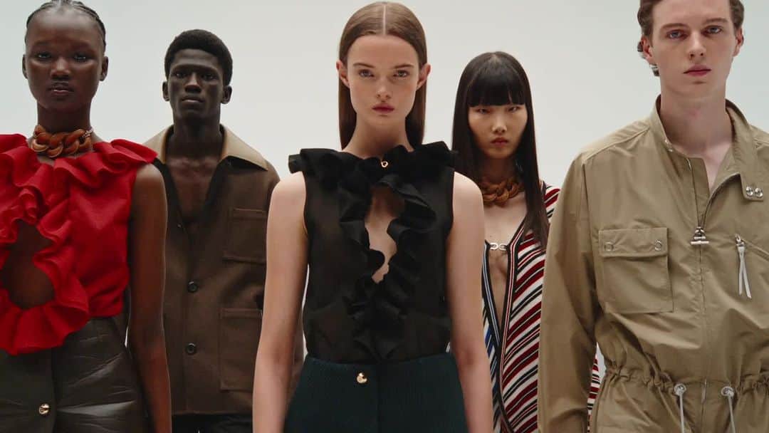 サルヴァトーレ・フェラガモのインスタグラム：「Introducing the new #FerragamoAW22 Campaign.⠀ ⠀ ⠀ Creative Agency: @maworldgroup⠀ Art Director: @benkelwaystudio⠀ Adv Photographer: @anthonyseklaoui⠀ Video Director: @lorenzo_gironi⠀ Styled by: @benjaminbruno_⠀ Hair Stylist: @benjaminmullerhair⠀ Makeup Artist:  @hiromi_ueda⠀ Production: @360_pm⠀ Models: @_seohyunkim, @abenynhial, @moustapha_luka, @lulutenney, Daan Duez⠀ Casting Director: @piergiorgio」