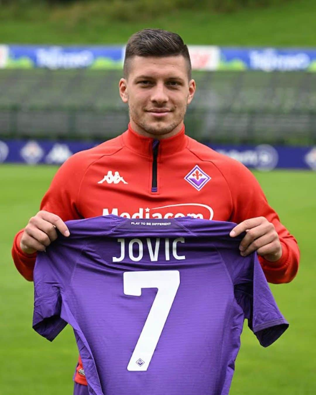 ルカ・ヨヴィッチのインスタグラム：「It’s time for new beginning and I couldn’t be more excited to join @acffiorentina ⚜️💜 #forzaviola  Thank you @realmadrid it was an absolute honor!」