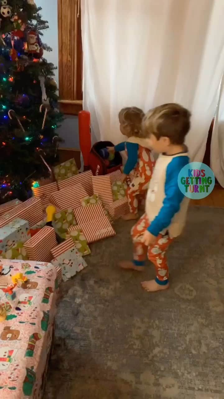 ヤンデルのインスタグラム：「Va jugar pelota de seguro! 👧🏼😂」