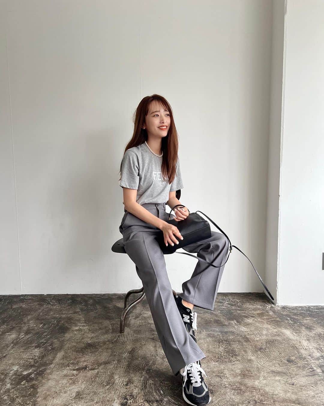 近藤千尋のインスタグラム：「今日の私服🫡✨ グレー✖️グレーってすきだなぁ🤍 @fendi  #fendi もう10年くらいメイクしてくれている サム　@izumisam と 昔々同じポーズで撮ってたのを思い出して 二人で再現してみた写真📸笑 毎日くだらないこと話しながら 学校🏫に来てるみたいに仕事が出来る この環境に感謝です🫂💕  寝かしつけ終わったから 甘いものでも食べようかな…へへへへ🍨」