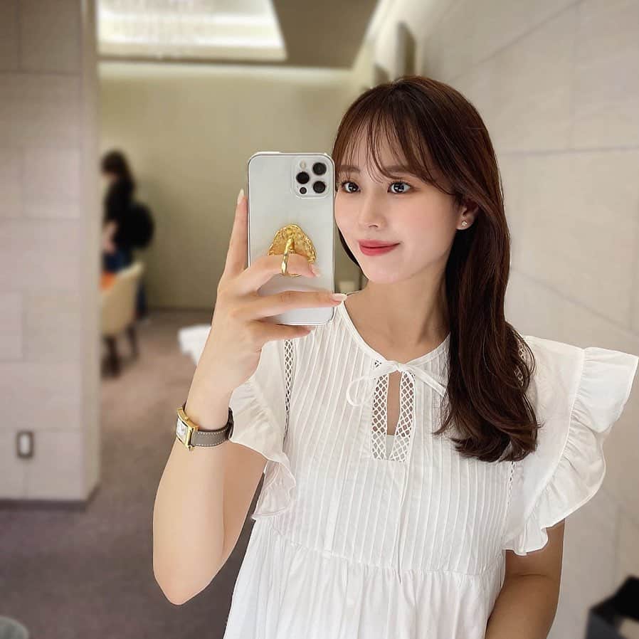 ハンナミのインスタグラム：「🤳🏻🙂  ほんとお気に入りすぎるワンピース ,,♡ 秋は ジャケット羽織っても絶対かわいい 💭  本日21:00- 予約販売startです 🫶🏻」