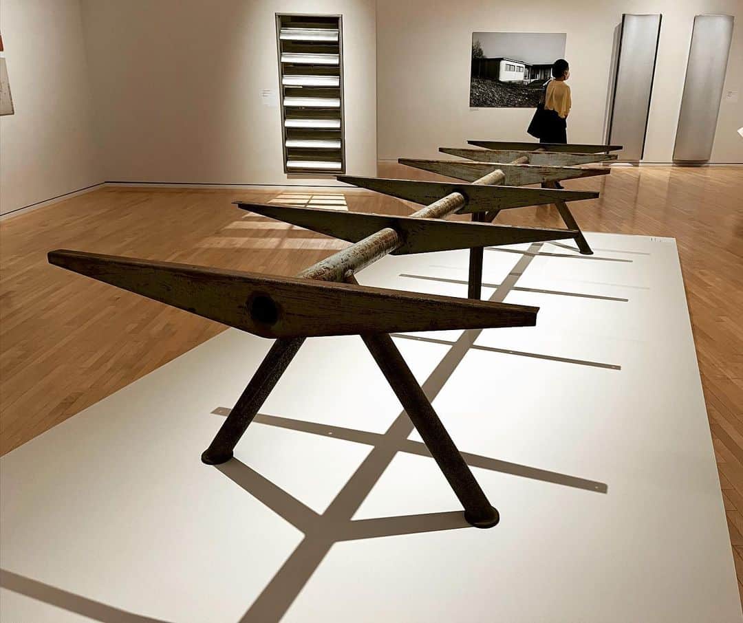 河尻亨一さんのインスタグラム写真 - (河尻亨一Instagram)「「ジャン・プルーヴェ展」の内覧会。  建物を家具のようにデザインしたのか？　 家具を建物のようにデザインしたのか？  両者の境目があるようでなくて、めちゃカッコいい。まさに刺激的、革新的。  都現美で明日（16日・土）から。#ジャンプルーヴェ展  https://www.mot-art-museum.jp/exhibitions/Jean_Prouv」7月15日 20時50分 - kawajiring