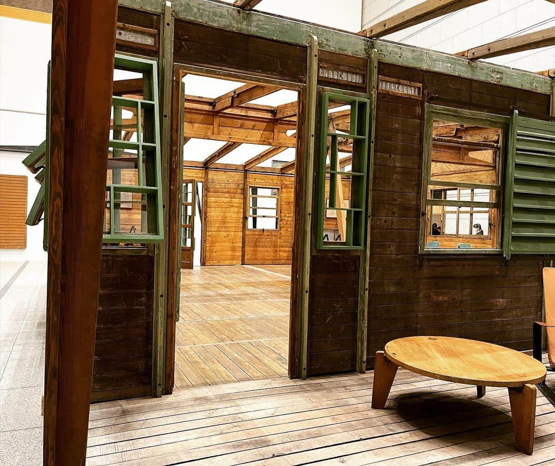河尻亨一さんのインスタグラム写真 - (河尻亨一Instagram)「「ジャン・プルーヴェ展」の内覧会。  建物を家具のようにデザインしたのか？　 家具を建物のようにデザインしたのか？  両者の境目があるようでなくて、めちゃカッコいい。まさに刺激的、革新的。  都現美で明日（16日・土）から。#ジャンプルーヴェ展  https://www.mot-art-museum.jp/exhibitions/Jean_Prouv」7月15日 20時50分 - kawajiring