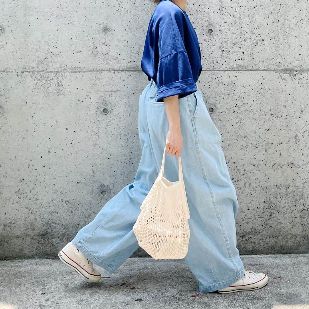 ryokoのインスタグラム：「▪︎  blue 🐳👕👖  .  tee #gap bottoms #harvesty shoes #converse  bag #muji」